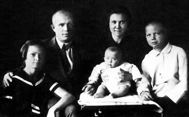 Никита Сергеевич Хрущёв с супругой Ниной Петровной и детьми