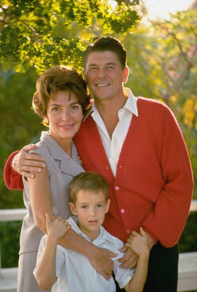 Рональд Рейган, его жена Нэнси и сын Рон-младший. 1967 год
