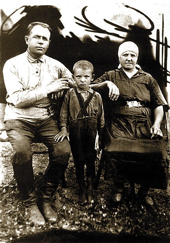 Михаил Горбачев с дедом Пантелеем и бабушкой Василисой. Конец 1930-х