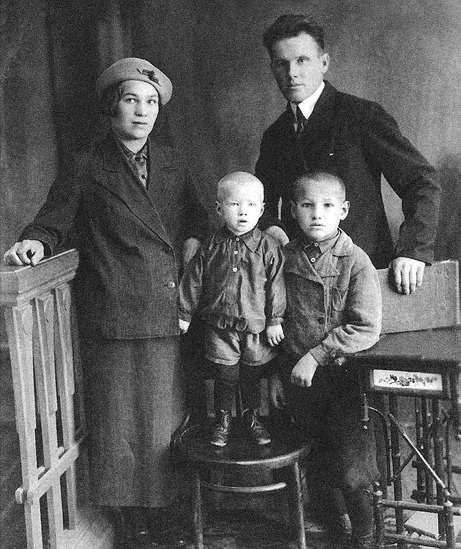 Борис Ельцин с родителями Клавдией и Николаем и братом Михаилом, Березники, 1939 год