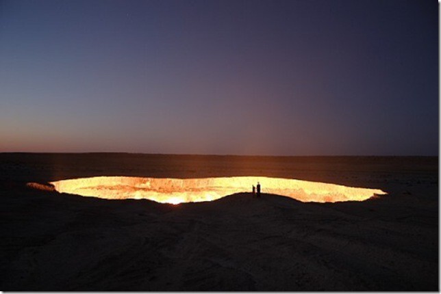 Здесь, в самом центре знаменитой пустыни Каракум, находится горячий кратер диаметром 60 метров и глубиной 20 метров. Газ в колодце идёт прямо из земли, разделяясь на множество факелов. Отдельные языки пламени достигают 10 -15 метров в высоту.
