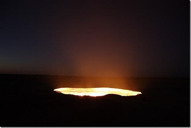 Дарваз — горящая пещера в Туркменистане. Представьте, кругом пустыня и вдруг среди песков кратер из которого вырывается пламя. Настоящий вход в преисподнюю! Местные жители называют это место «Вратами Ада».