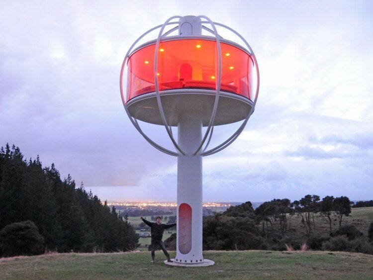 Башня возвышается над сельской местностью Новой Зеландии.