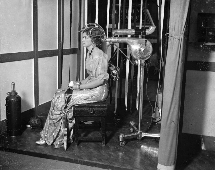 5 ноября 1930 г. Женщина испытывает новый фен в Лондоне.