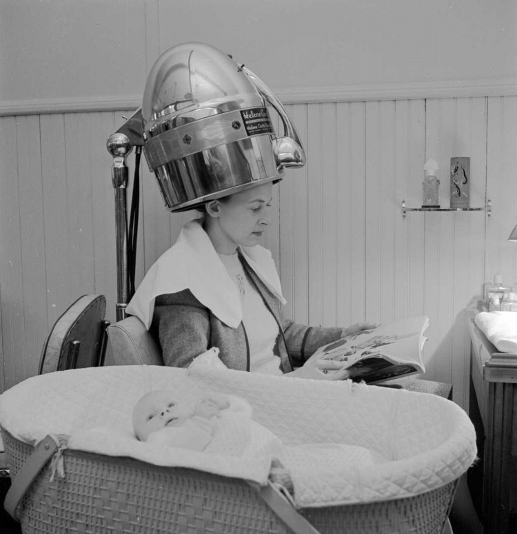 1947 г. Марджори МакУинни сушит волосы с сыном Марком в парикмахерской в Нью-Йорке.