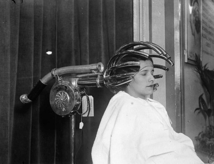 2 сентября 1932 г. Женщина пробует фен на парикмахерской выставке в Лондоне.