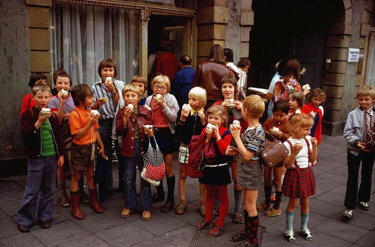 Школьники поедают мороженое перед магазином в Эрфурте, 1974.