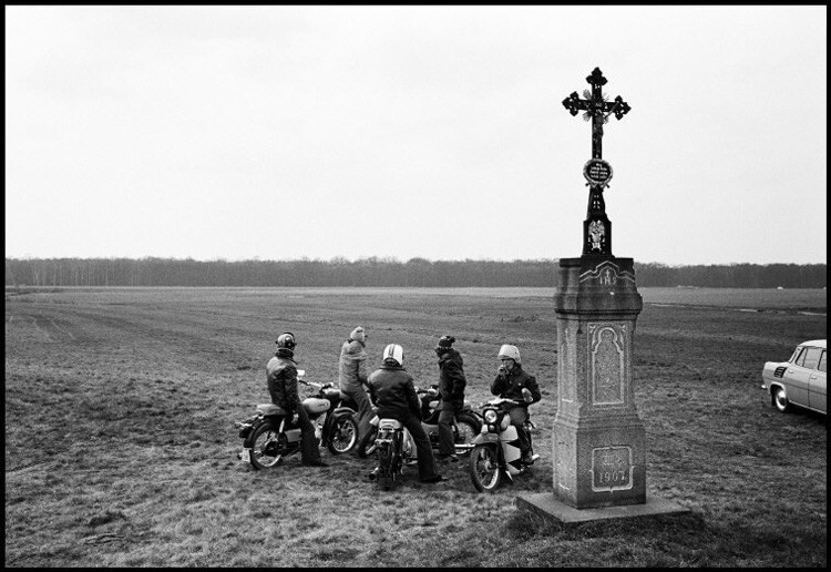 Группа молодых мужчин на мотоциклах в Хойерсверда, Германия, 1975.