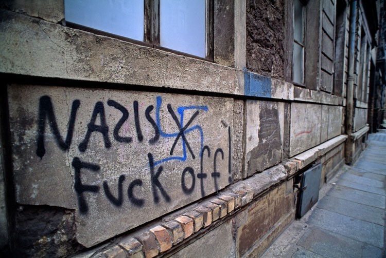 Антинацистская надпись на стене в Восточной Германии. 1990 год