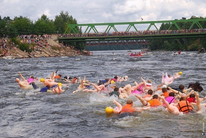 3. Во время сплава по Лосевскому порогу «Bubble Baba Challenge» люди сплавляются на... резиновых женщинах