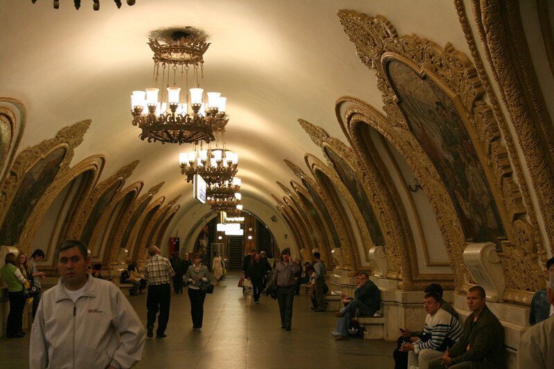 1. Через московское метро ежедневно проходят от 7 до 9 миллионов человек, что равняется нагрузке на общественный транспорт Нью-Йорка и Лондона, вместе взятых!