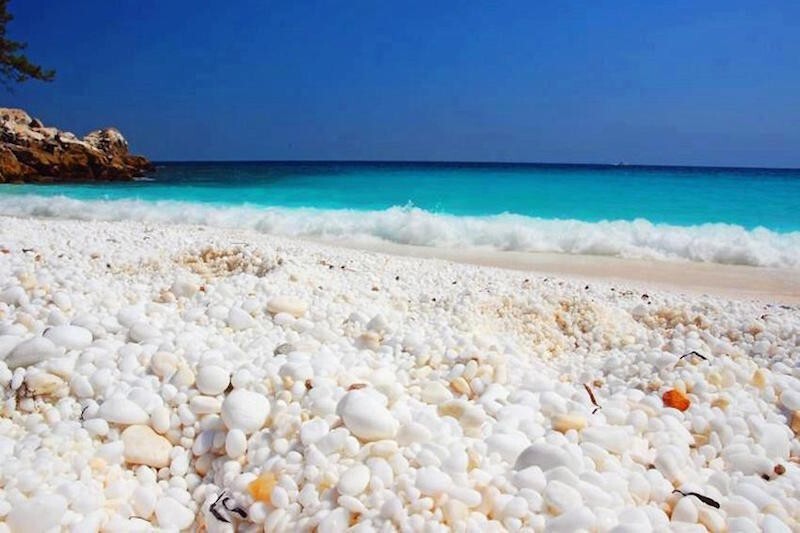 18. Один из самых красивых и необычных пляжей греческого острова Тасос. Его поверхность полностью покрыта мраморной крошкой вместо привычного песка или гальки.