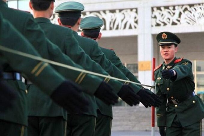 2. Военная полиция Республики Китай, использует привязанную к шесту проволоку, чтобы тренировать своих полицейских поднимать руки во время марша строго до определенной высоты.