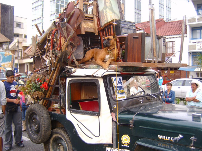 Willys Jeep - главный герой красочного переезда по-колумбийски