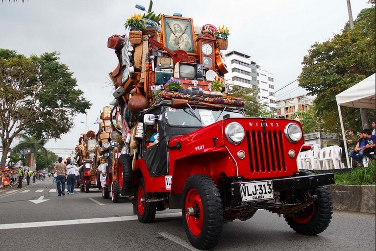 Willys Jeep - главный герой красочного переезда по-колумбийски