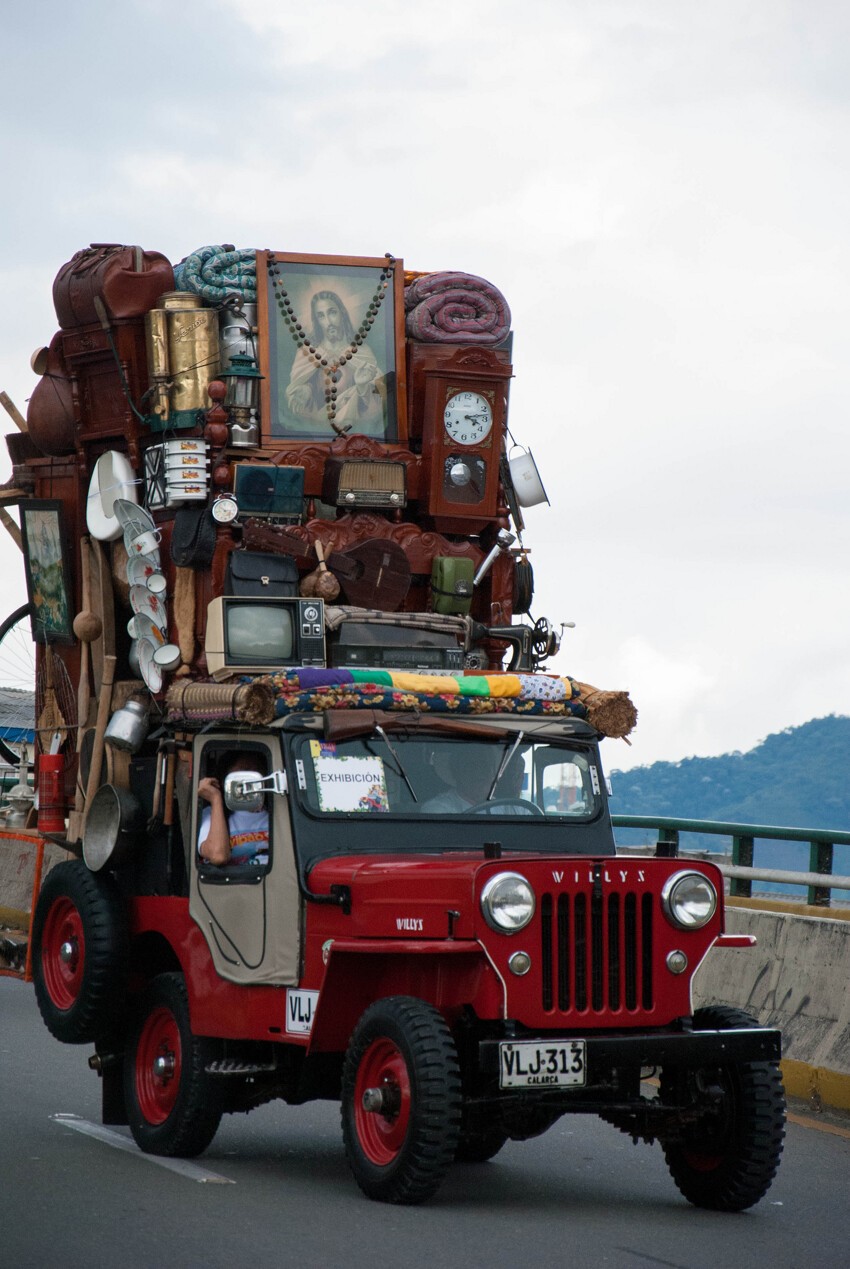 Willys Jeep - главный герой красочного переезда по-колумбийски