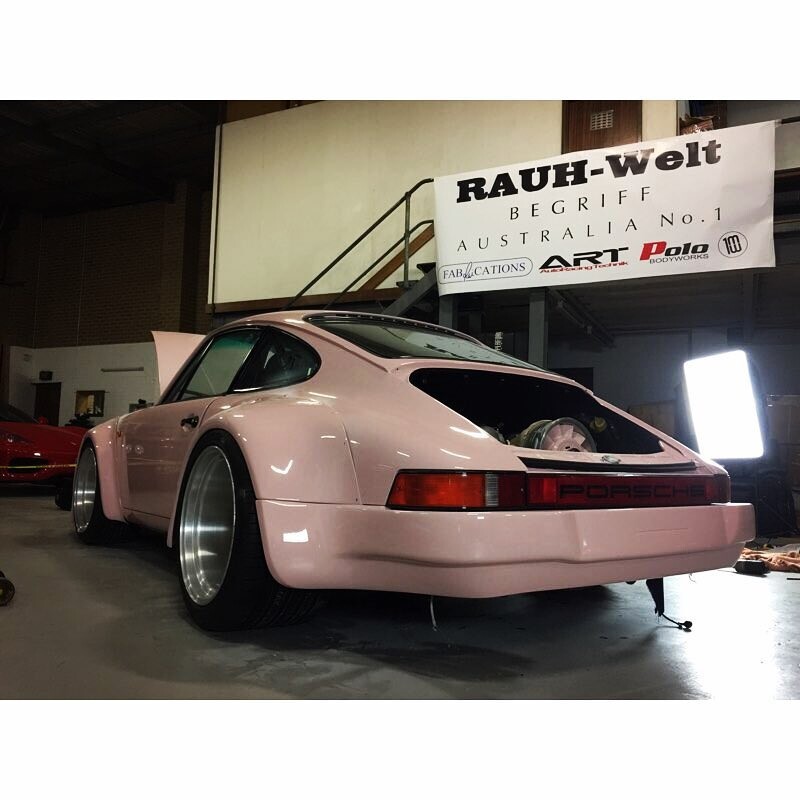 Розовый и очень широкий Porsche 911