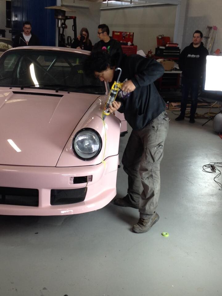 Розовый и очень широкий Porsche 911
