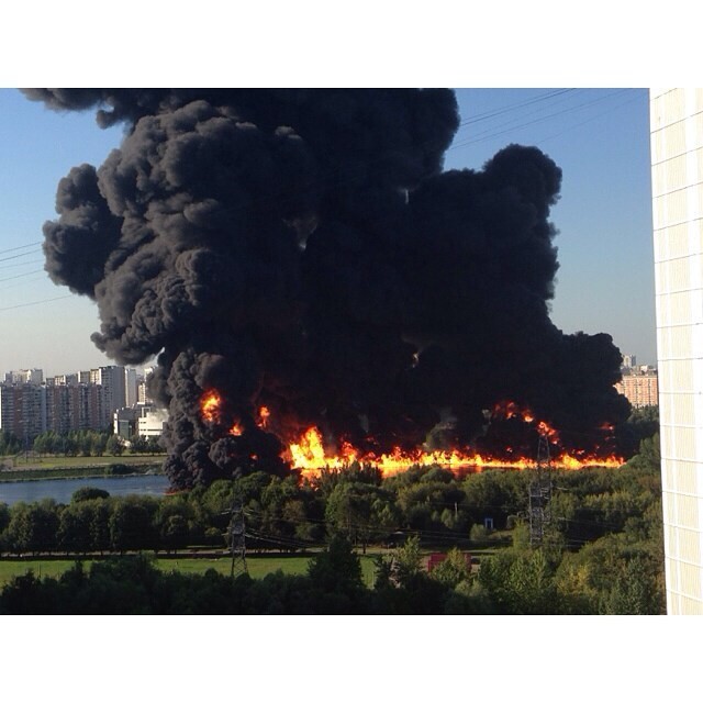 В столице горит Москва-река