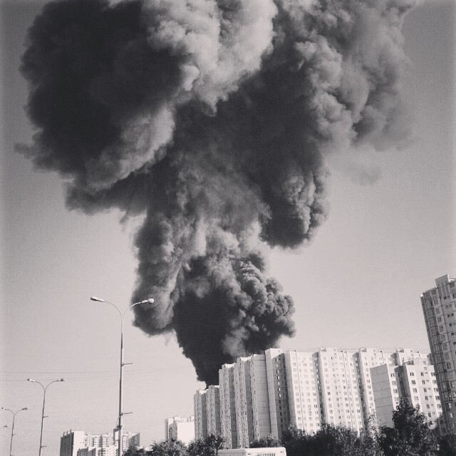 В столице горит Москва-река