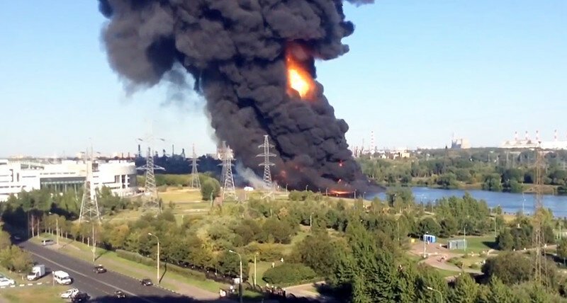 В столице горит Москва-река