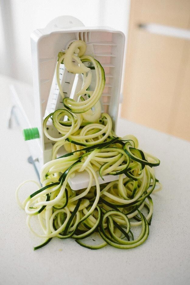 2. Приспособление для чистки овощей, которое превращает их в овощные спагетти