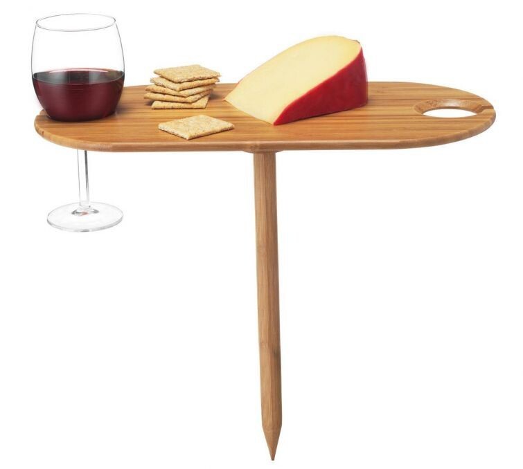 9. Мини-столик для вина и сыра сделает солнечный день на природе ещё лучше