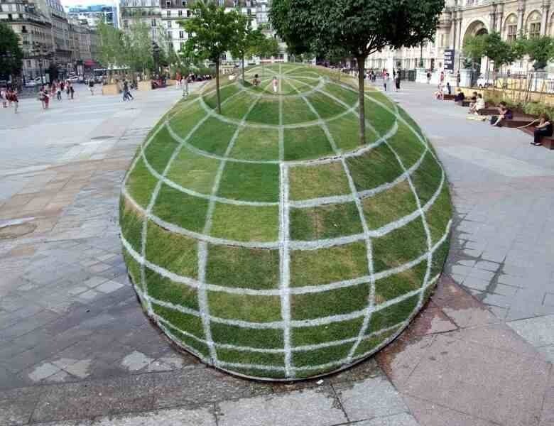 4. Оптический обман на Town Hall в Париже: это не сфера, а обычная плоская лужайка 