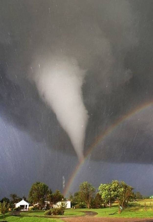 15. Торнадо и радуга над Канзасом 