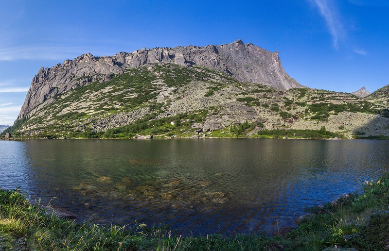 23. Панорама Цветных Озер. На правой оконечности горы - Зуб Дракона