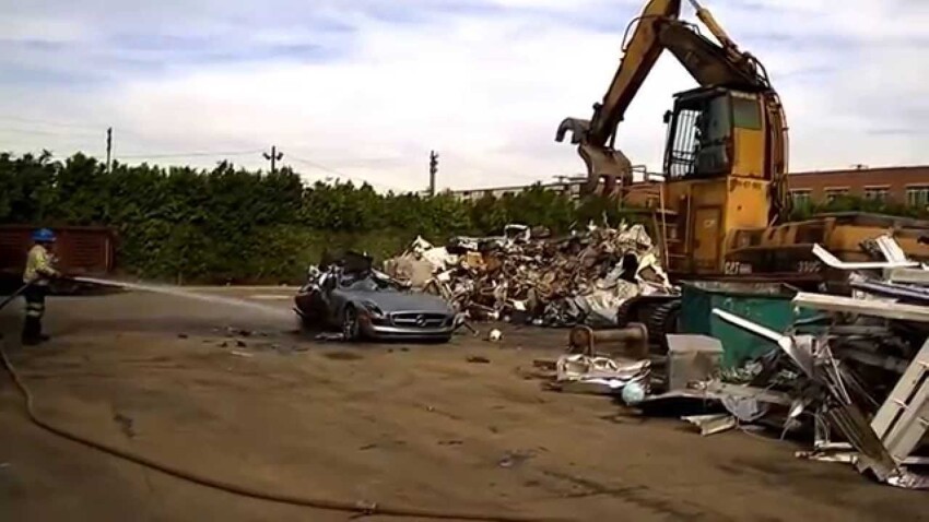 Уничтожение спорткара Mercedes-Benz SLS AMG
