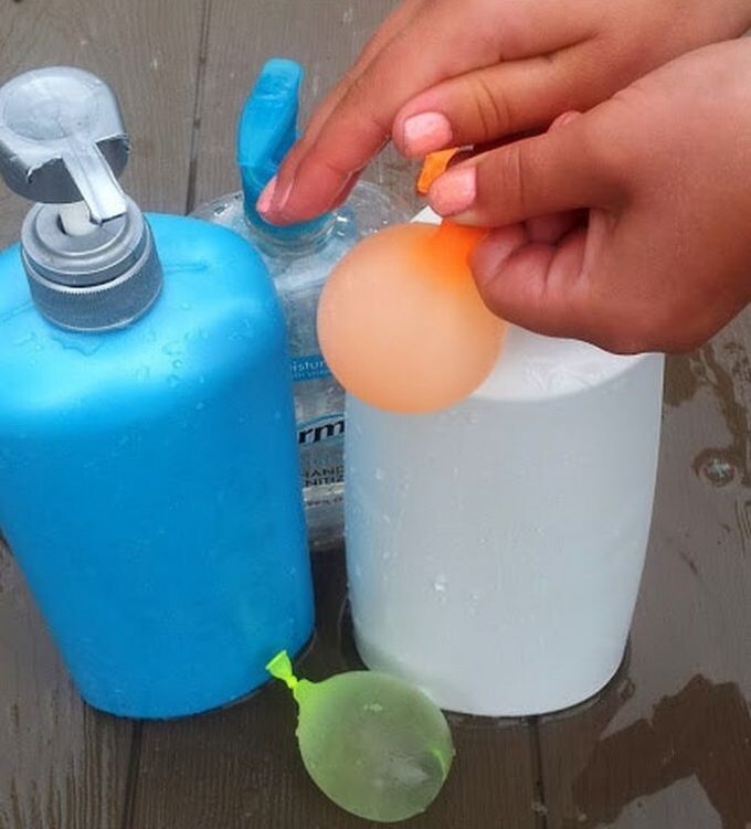 10. Если ваш ребенок любит водяные шары, то на помощь придут дозаторы для мыла.