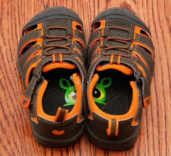 3. Чтобы дети не путали, какой ботинок правый, а какой — левый, можно разрезать наклейку пополам и приклеить половинки внутри обуви.  