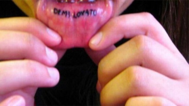 1. Татуировки на внутренней стороне губы: 