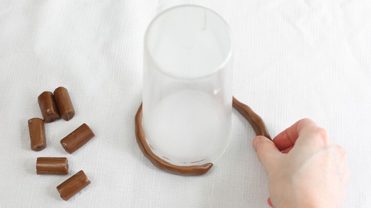13. Используя стакан, сформируйте кольцо из ирисок.