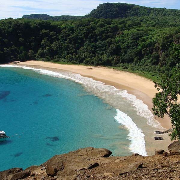 4. Удивительно красивый пляж Санчо на острове Фернанду-ди-Норонья, Бразилия