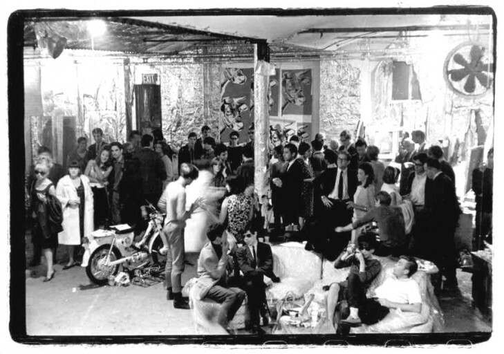 21. Одна из немногих фотографий, на которых можно увидеть вечеринку в студии Энди Уорхола "Фабрика", начало 1960-х