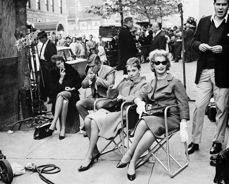 11. Одри Хепберн и Джордж Пеппард в перерыве между съёмками фильма "Завтрак у Тиффани" в 1961 году