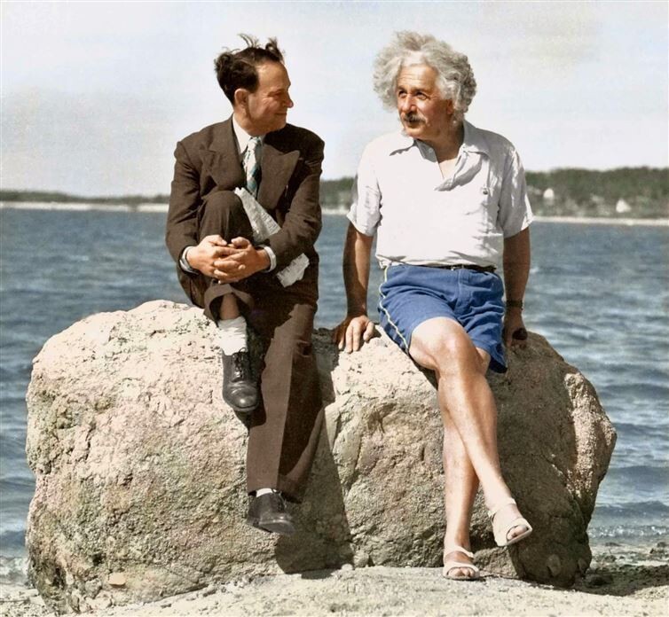 14. Альберт Эйнштейн на пляже в 1939 году