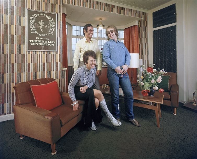 19. Элтон Джон, его мать Шейла и отчим Фред Фейрбразер в своей квартире в Лондоне в 1971 году