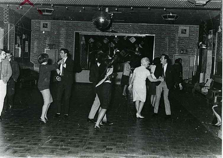 18. "Битлз" участвуют в "музыкальной битве" в Олдершоте, Лондон, в 1961 году