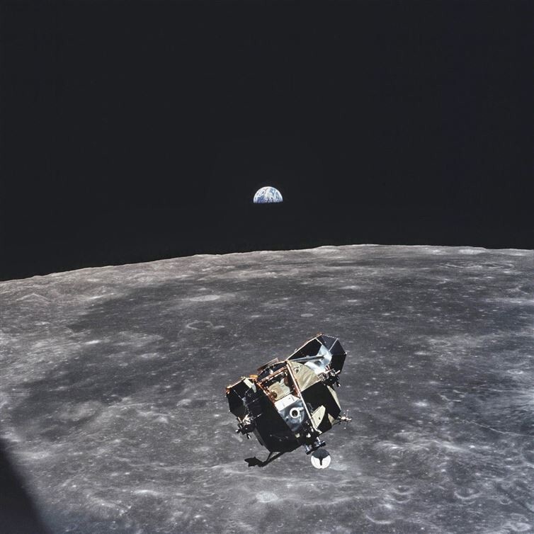 13. Фото Лунного модуля корабля "Аполлон", в котором находились Базз Олдрин и Нил Армстронг. Фото сделано астронавтом Майклом Коллинзом
