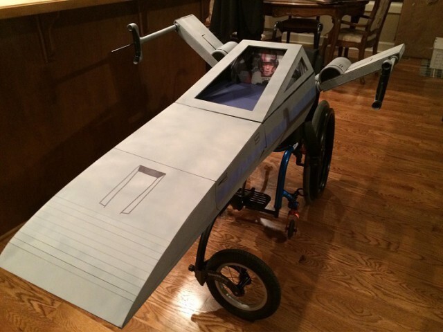  Отец создает костюмы для инвалидного кресла сына