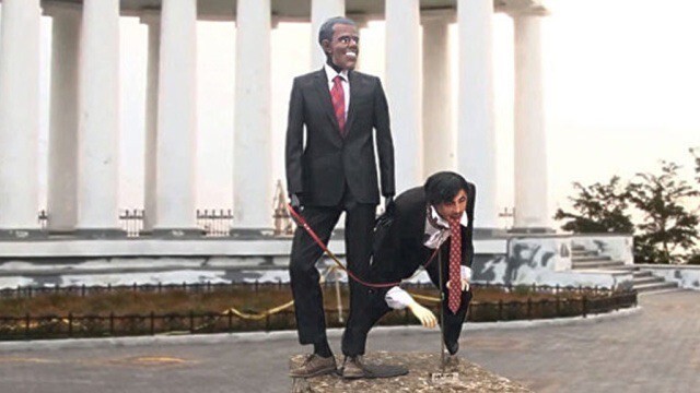 в Одессе установили памятник " Саакашвили на поводке у Обамы".