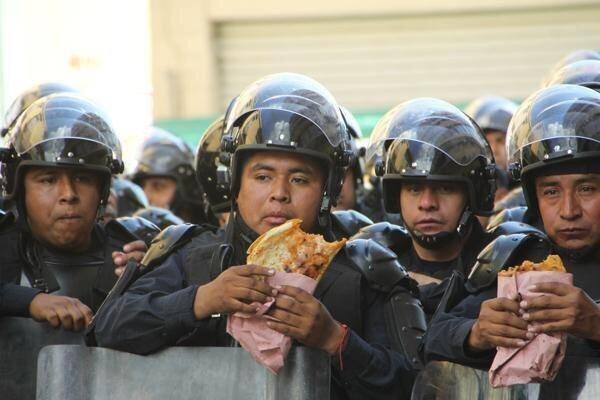 Мексиканские полицейские во время протестов перекусывают национальными лепёшками кесадилья