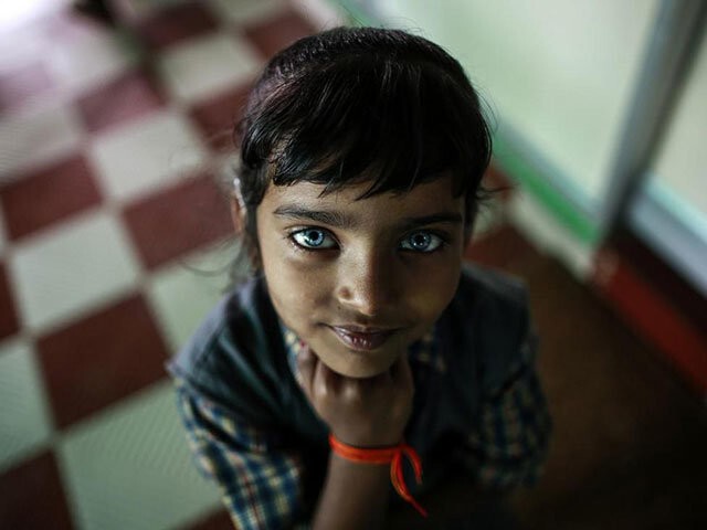Девочка, страдающая нарушениями слуха и речи позирует в реабилитационном центре спустя 30 лет после бхопальской катастрофы (Индия) - крупнейшей по числу жертв техногенной катастрофы в современной истории