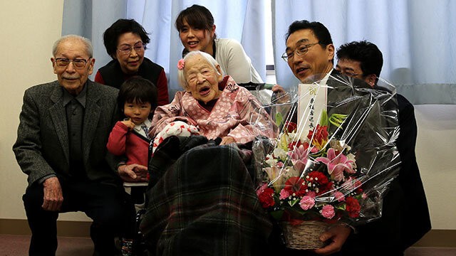 Старейшая женщина на земле Мисао Окава в день своего 117-летия в кругу своей семьи. Это первый за последние 20 лет подтверждённый случай достижения человеком возраста 117 лет