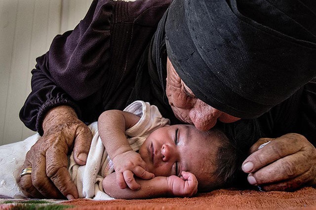 Сирийская беженка целует ребёнка 10 дней от роду, с которым сумела благополучно перебраться через границу