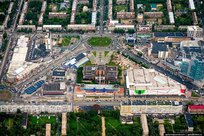 Площадь Карла Маркса — главная площадь левобережья, имеет форму прямоугольника, состоящего из трёх треугольных частей. 