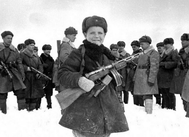 15-летний разведчик Вова Егоров с бойцами своего подразделения